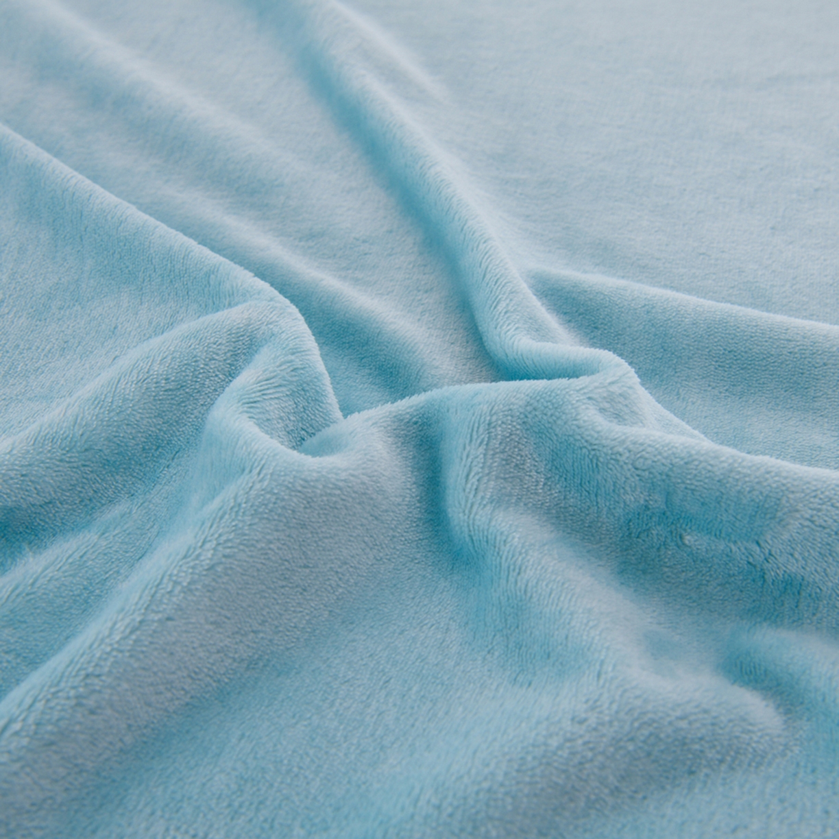 91家纺网 家纺一手货源 找家纺 湘之帛 2025新款简约毛巾绣牛奶绒床裙-小熊猫 小熊猫-浅蓝