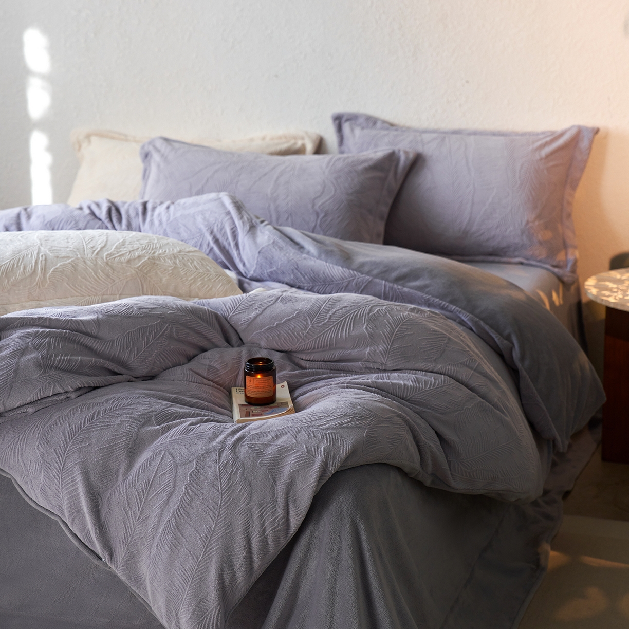 91家纺网 家纺一手货源 找家纺 亿梵家居 2025秋冬新款A类全消光牛奶绒立体5D雕花绒四件套-风格一 （提供买家秀） 芭提雅-香芋紫