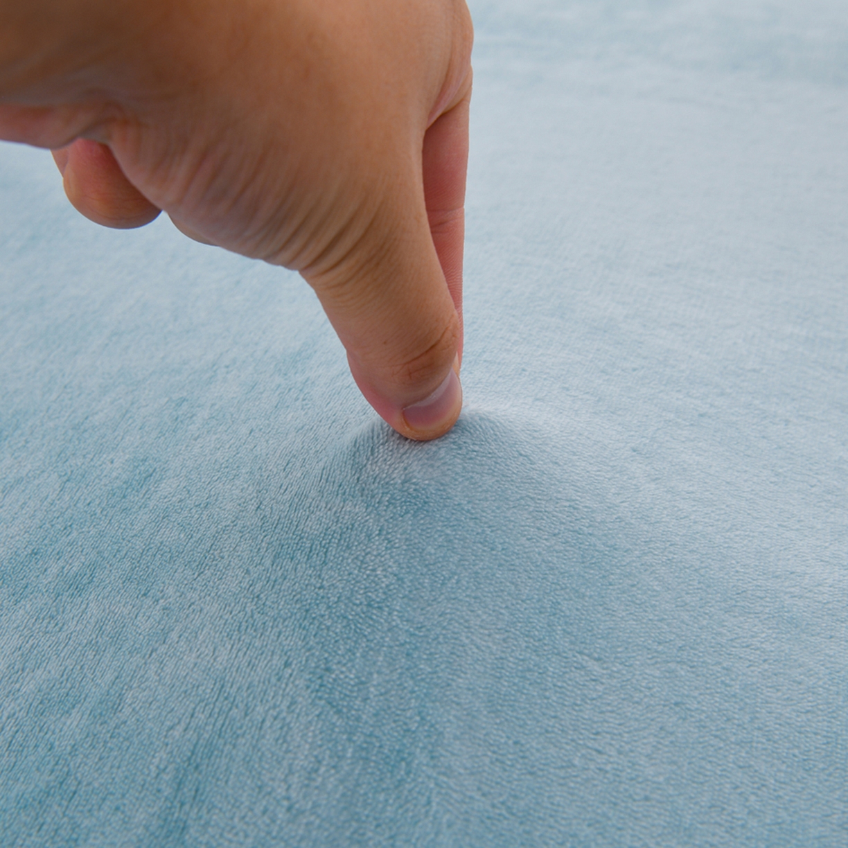 91家纺网 家纺一手货源 找家纺 湘之帛 2025新款简约毛巾绣牛奶绒床裙-小熊猫 小熊猫-浅蓝