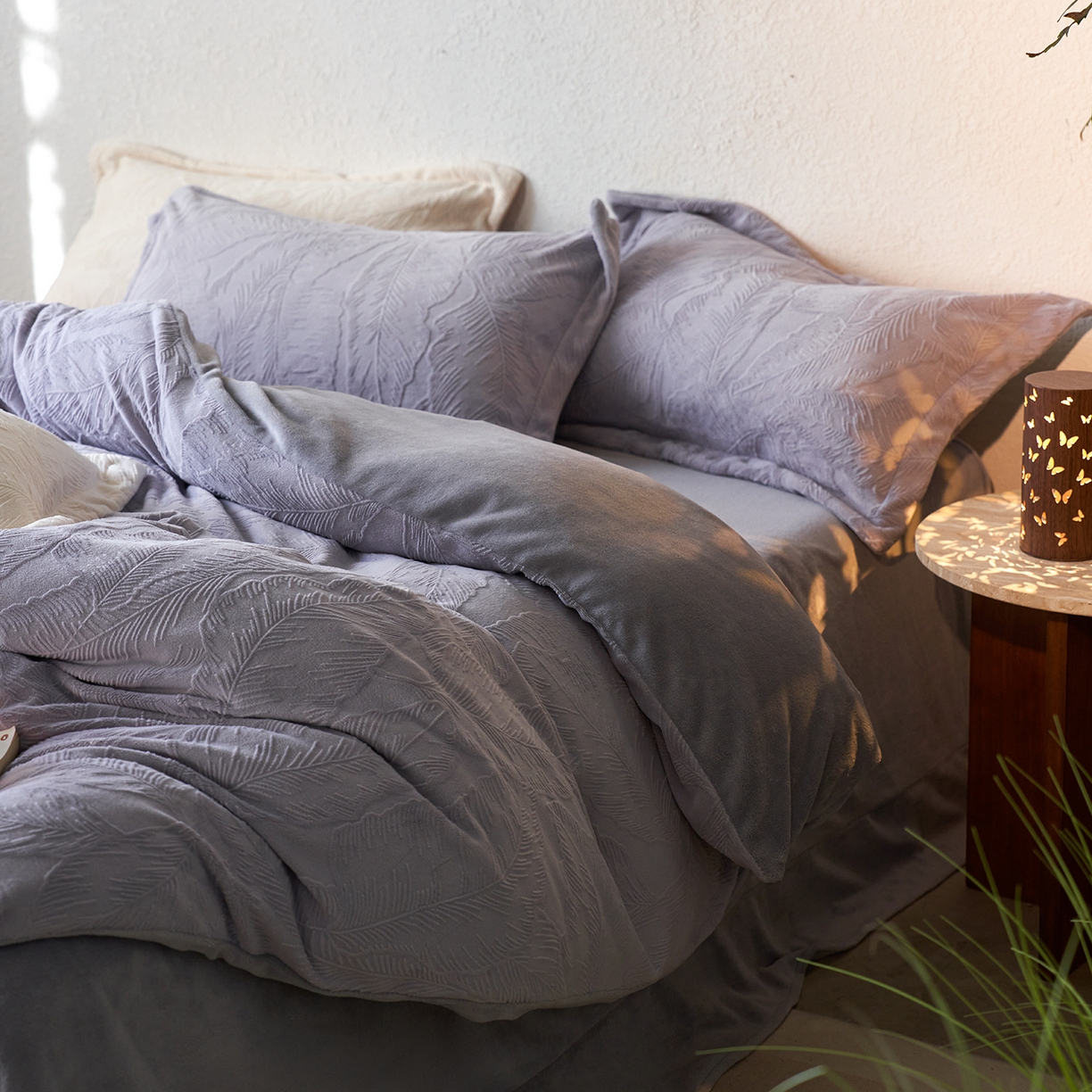 91家纺网 家纺一手货源 找家纺 亿梵家居 2025秋冬新款A类全消光牛奶绒立体5D雕花绒四件套-风格一 （提供买家秀） 芭提雅-香芋紫