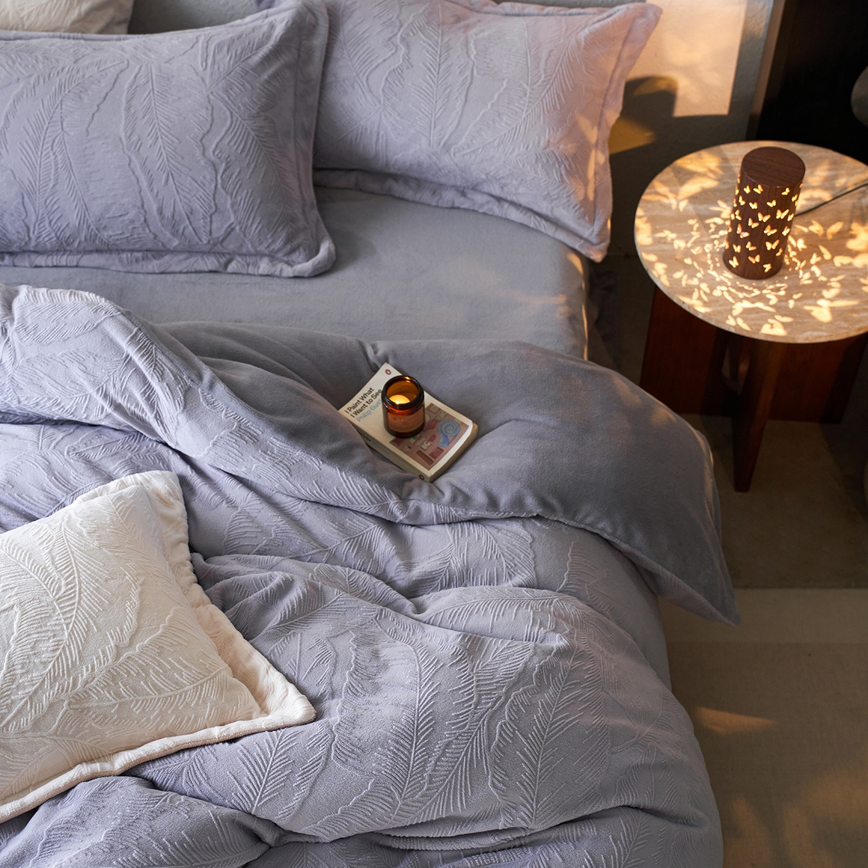 91家纺网 家纺一手货源 找家纺 亿梵家居 2025秋冬新款A类全消光牛奶绒立体5D雕花绒四件套-风格一 （提供买家秀） 芭提雅-香芋紫