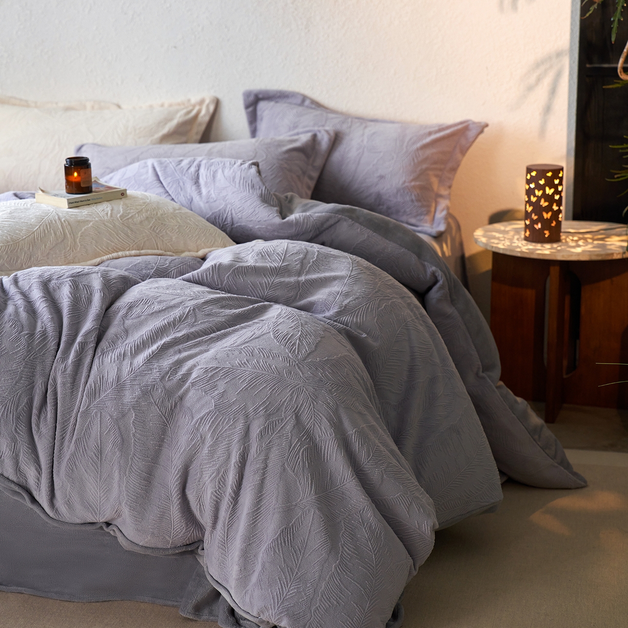 91家纺网 家纺一手货源 找家纺 亿梵家居 2025秋冬新款A类全消光牛奶绒立体5D雕花绒四件套-风格一 （提供买家秀） 芭提雅-香芋紫