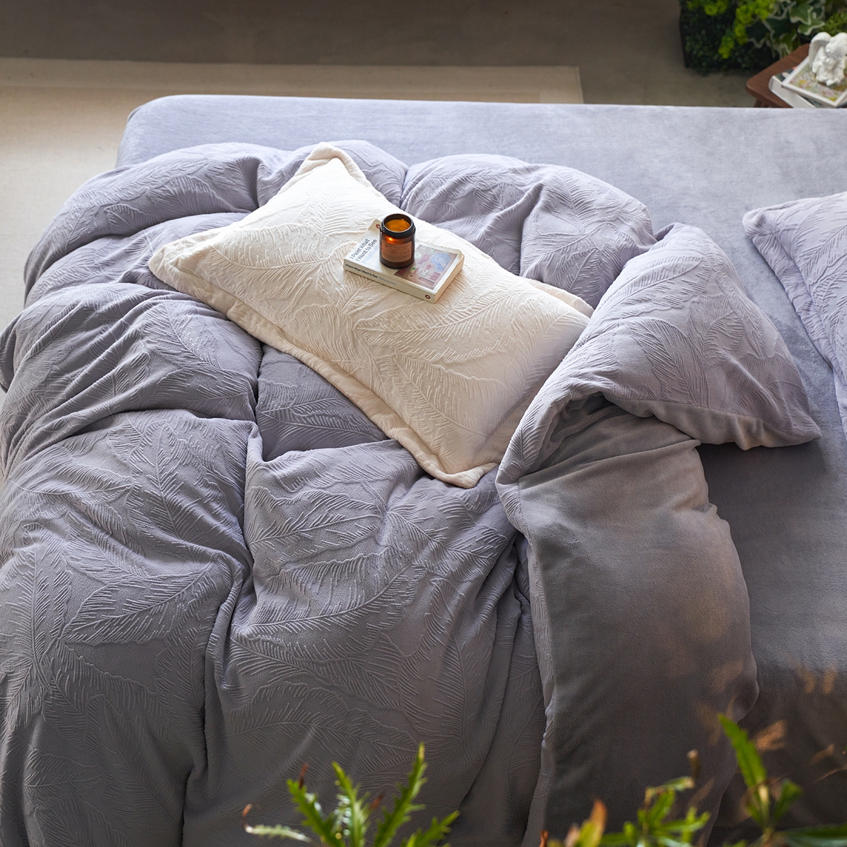 91家纺网 家纺一手货源 找家纺 亿梵家居 2025秋冬新款A类全消光牛奶绒立体5D雕花绒四件套-风格一 （提供买家秀） 芭提雅-香芋紫