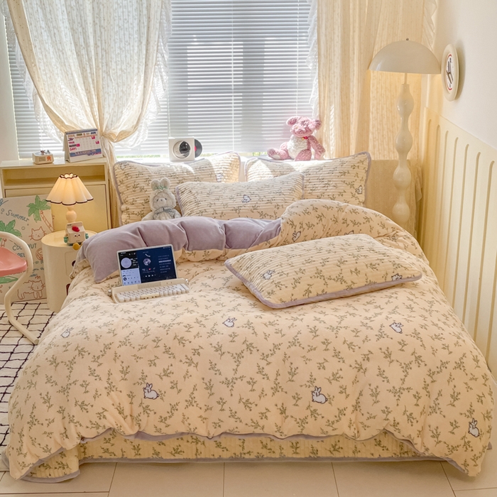 91家纺网 家纺一手货源 找家纺 云玲时尚 2025新款高克重牛奶绒印花床盖四件套 花枝兔