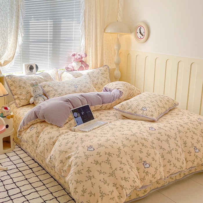 91家纺网 家纺一手货源 找家纺 云玲时尚 2025新款高克重牛奶绒印花床盖四件套 花枝兔