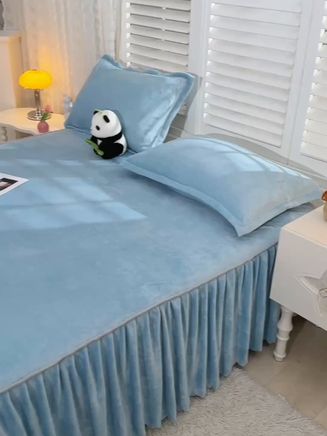 91家纺网 家纺一手货源 找家纺 湘之帛 2025新款简约毛巾绣牛奶绒床裙-小熊猫 小熊猫-浅蓝