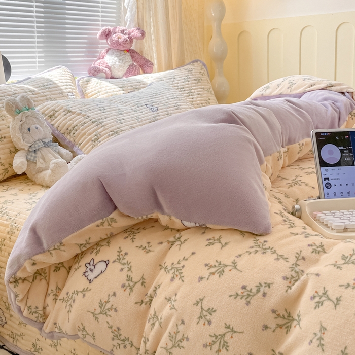 91家纺网 家纺一手货源 找家纺 云玲时尚 2025新款高克重牛奶绒印花床盖四件套 花枝兔