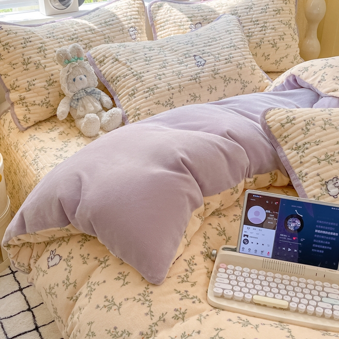 91家纺网 家纺一手货源 找家纺 云玲时尚 2025新款高克重牛奶绒印花床盖四件套 花枝兔