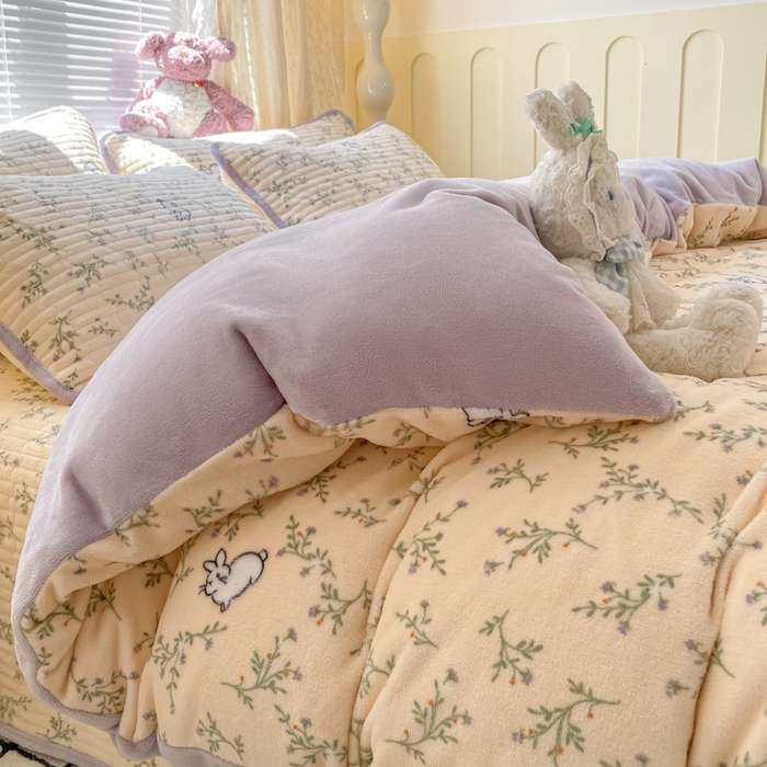 91家纺网 家纺一手货源 找家纺 云玲时尚 2025新款高克重牛奶绒印花床盖四件套 花枝兔