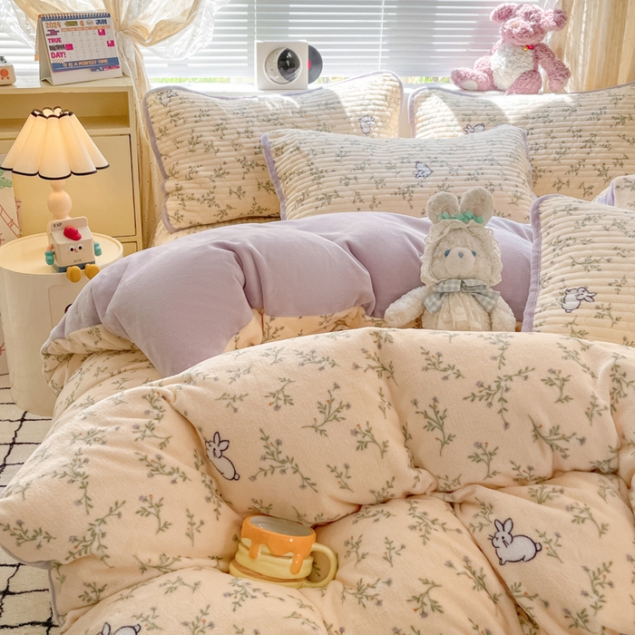 91家纺网 家纺一手货源 找家纺 云玲时尚 2025新款高克重牛奶绒印花床盖四件套 花枝兔