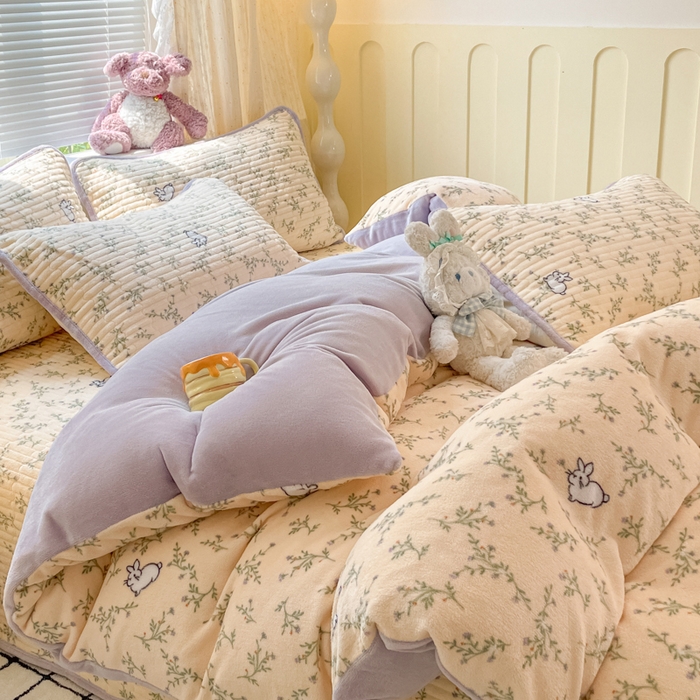 91家纺网 家纺一手货源 找家纺 云玲时尚 2025新款高克重牛奶绒印花床盖四件套 花枝兔