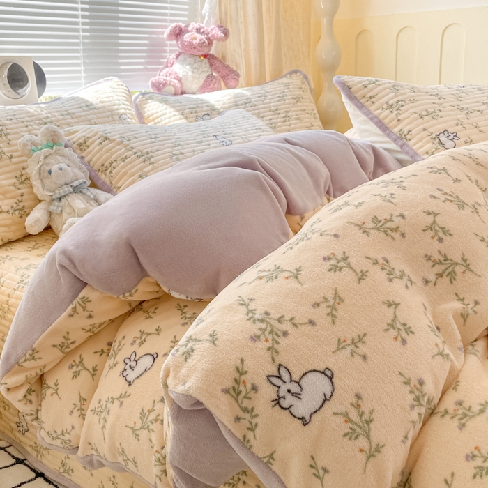 91家纺网 家纺一手货源 找家纺 云玲时尚 2025新款高克重牛奶绒印花床盖四件套 花枝兔