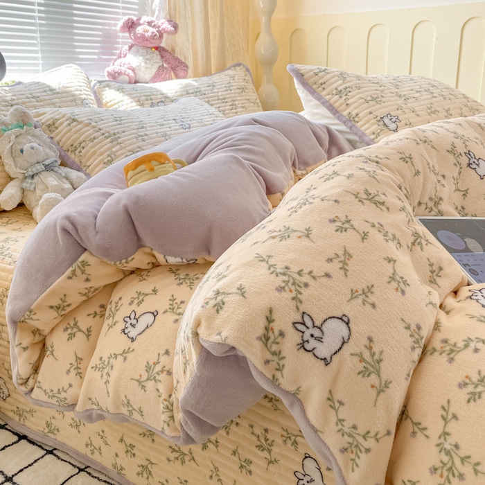 91家纺网 家纺一手货源 找家纺 云玲时尚 2025新款高克重牛奶绒印花床盖四件套 花枝兔