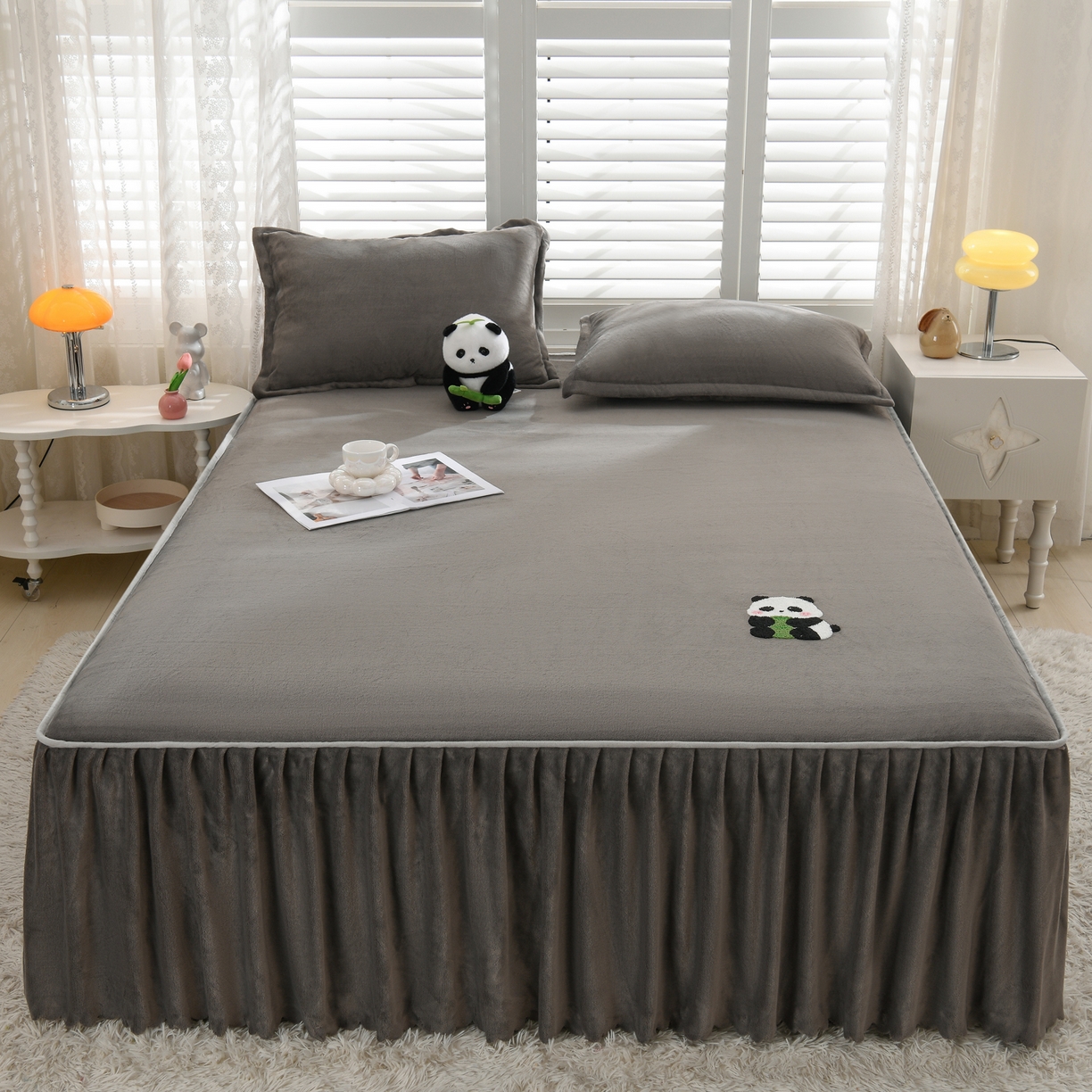 91家纺网 家纺一手货源 找家纺 湘之帛 2025新款简约毛巾绣牛奶绒床裙-小熊猫 小熊猫-深灰