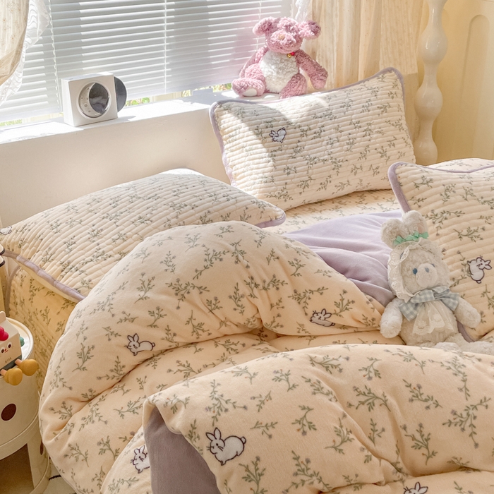 91家纺网 家纺一手货源 找家纺 云玲时尚 2025新款高克重牛奶绒印花床盖四件套 花枝兔