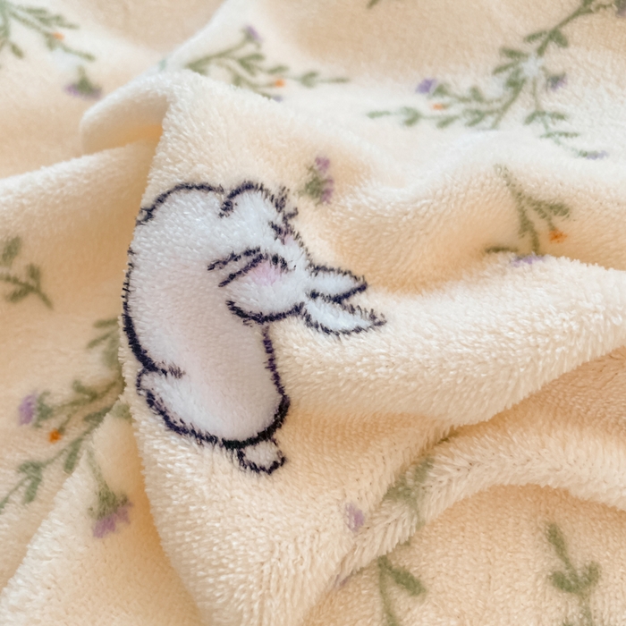 91家纺网 家纺一手货源 找家纺 云玲时尚 2025新款高克重牛奶绒印花床盖四件套 花枝兔