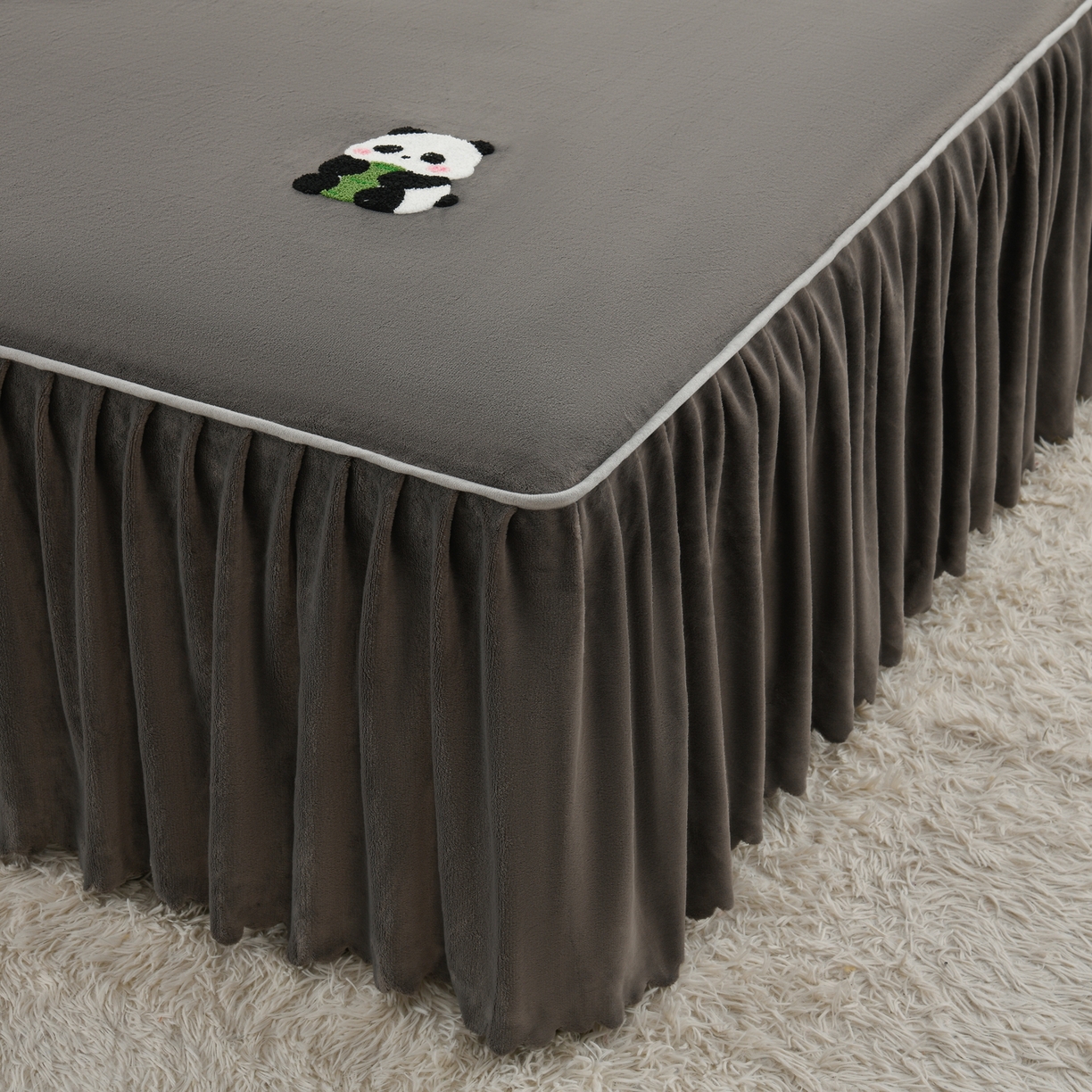 91家纺网 家纺一手货源 找家纺 湘之帛 2025新款简约毛巾绣牛奶绒床裙-小熊猫 小熊猫-深灰
