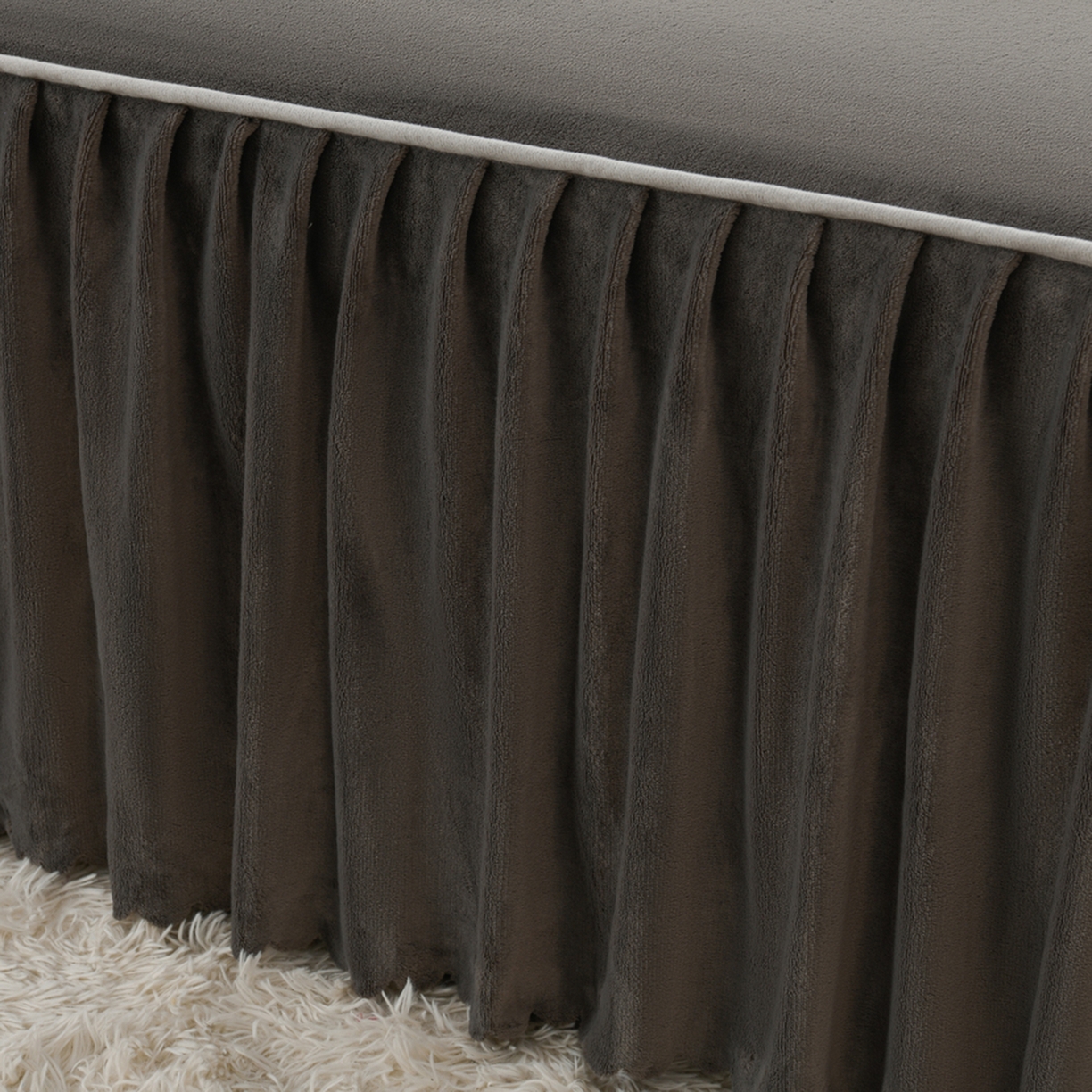 91家纺网 家纺一手货源 找家纺 湘之帛 2025新款简约毛巾绣牛奶绒床裙-小熊猫 小熊猫-深灰