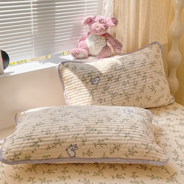 91家纺网 家纺一手货源 找家纺 云玲时尚 2025新款高克重牛奶绒印花床盖四件套 花枝兔