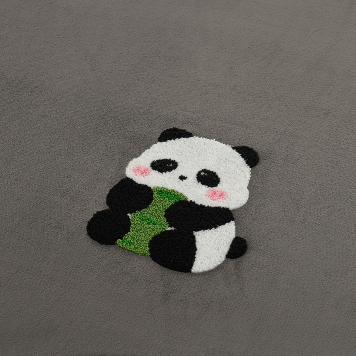 91家纺网 家纺一手货源 找家纺 湘之帛 2025新款简约毛巾绣牛奶绒床裙-小熊猫 小熊猫-深灰