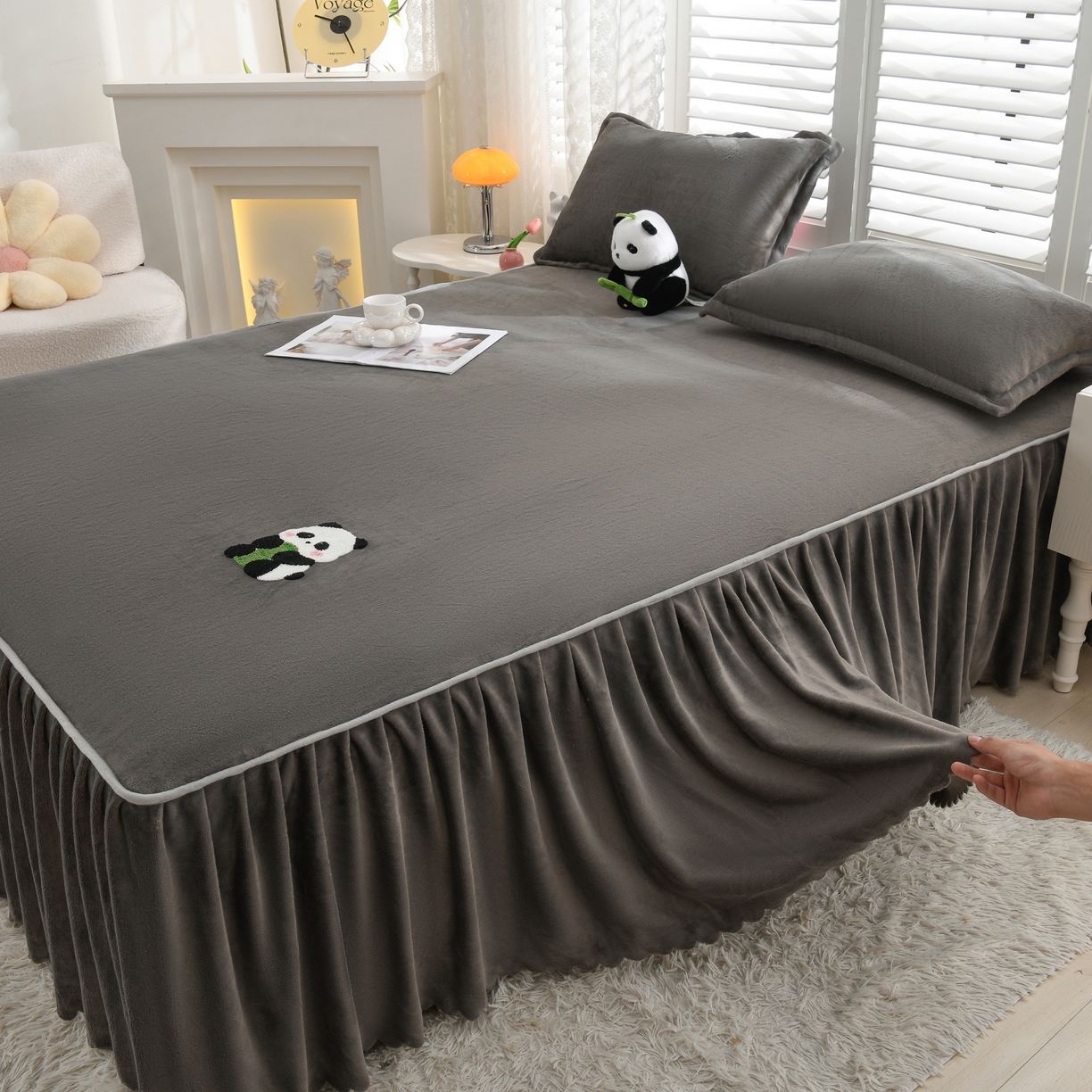 91家纺网 家纺一手货源 找家纺 湘之帛 2025新款简约毛巾绣牛奶绒床裙-小熊猫 小熊猫-深灰