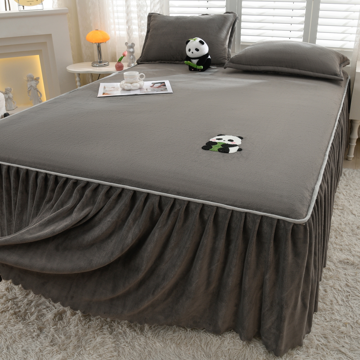91家纺网 家纺一手货源 找家纺 湘之帛 2025新款简约毛巾绣牛奶绒床裙-小熊猫 小熊猫-深灰