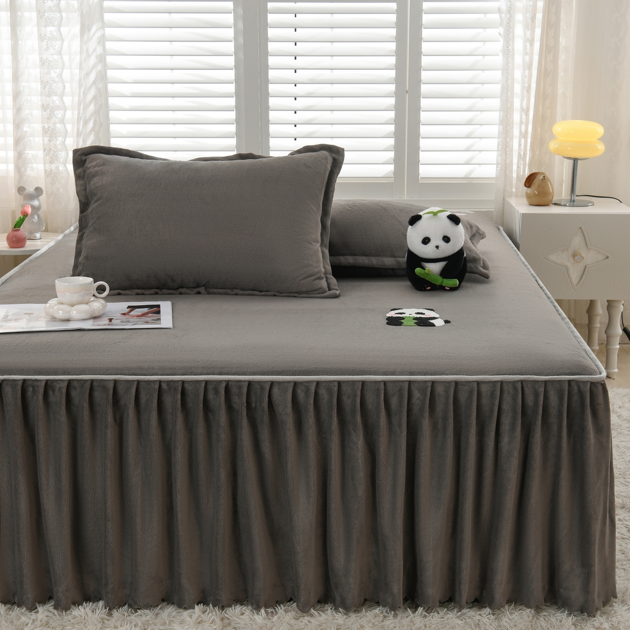 91家纺网 家纺一手货源 找家纺 湘之帛 2025新款简约毛巾绣牛奶绒床裙-小熊猫 小熊猫-深灰