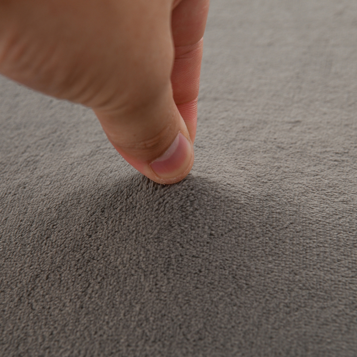 91家纺网 家纺一手货源 找家纺 湘之帛 2025新款简约毛巾绣牛奶绒床裙-小熊猫 小熊猫-深灰