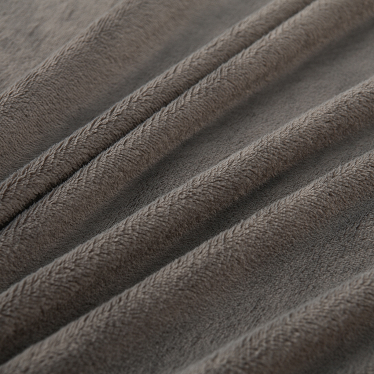 91家纺网 家纺一手货源 找家纺 湘之帛 2025新款简约毛巾绣牛奶绒床裙-小熊猫 小熊猫-深灰