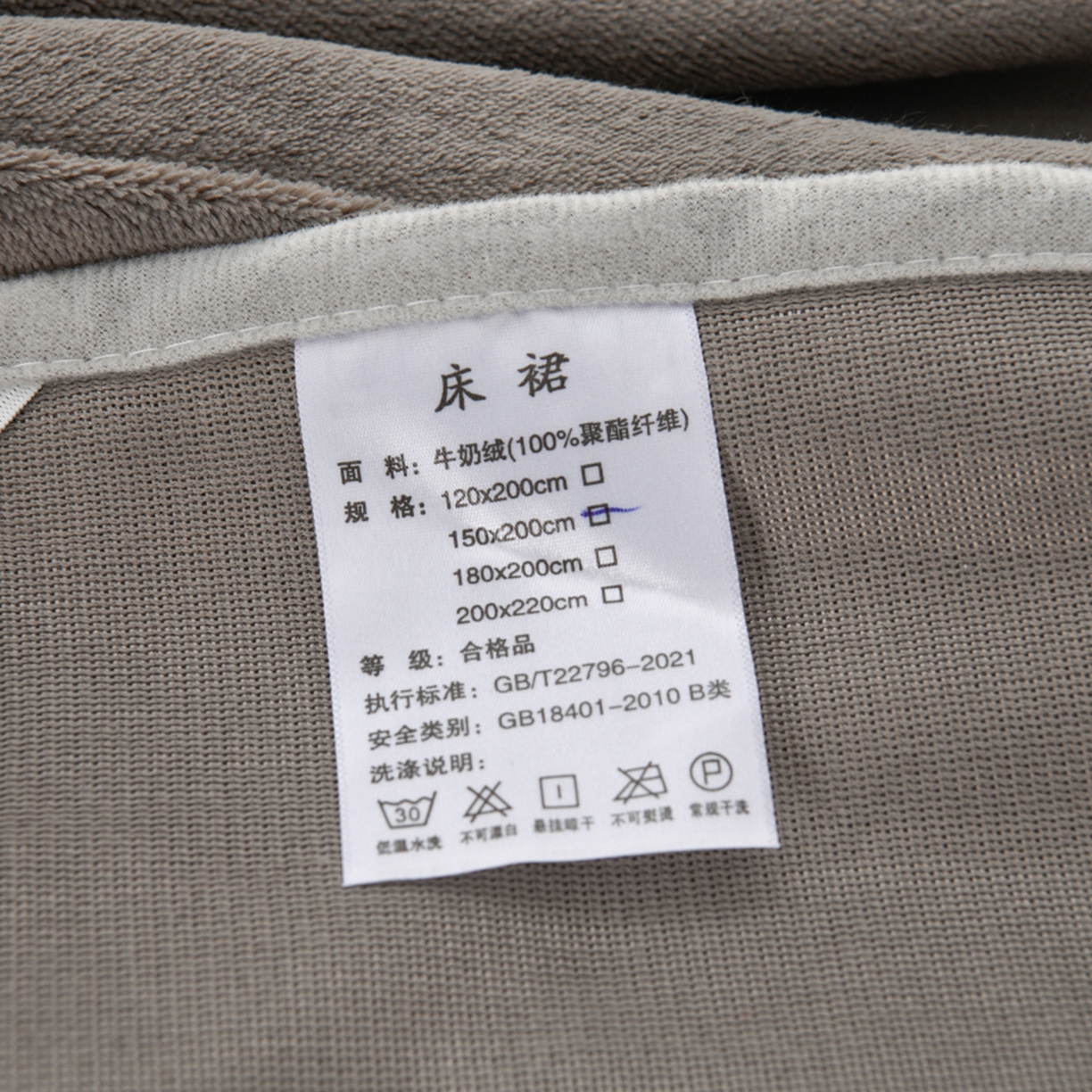 91家纺网 家纺一手货源 找家纺 湘之帛 2025新款简约毛巾绣牛奶绒床裙-小熊猫 小熊猫-深灰