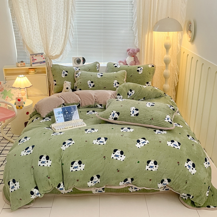 91家纺网 家纺一手货源 找家纺 云玲时尚 2025新款高克重牛奶绒印花床盖四件套 假日小狗