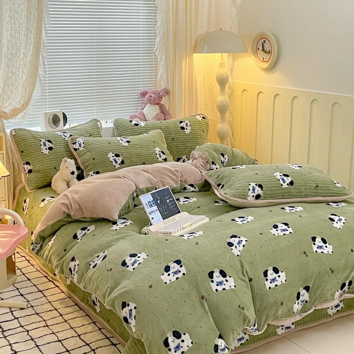 91家纺网 家纺一手货源 找家纺 云玲时尚 2025新款高克重牛奶绒印花床盖四件套 假日小狗