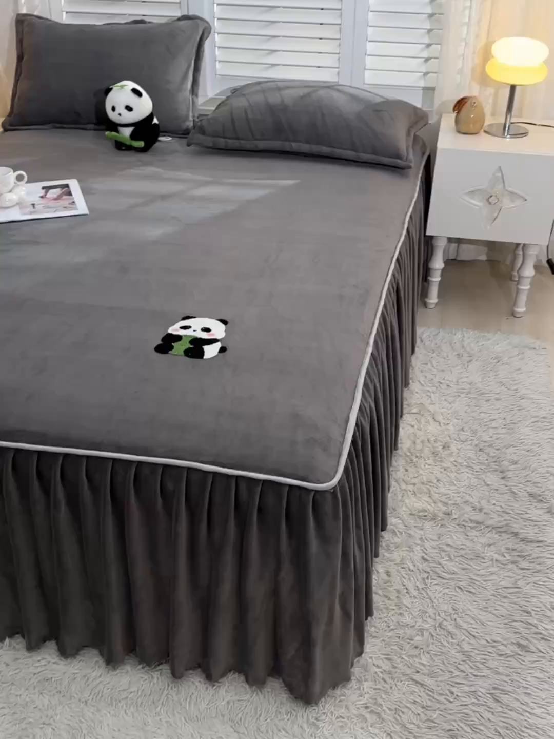 91家纺网 家纺一手货源 找家纺 湘之帛 2025新款简约毛巾绣牛奶绒床裙-小熊猫 小熊猫-深灰