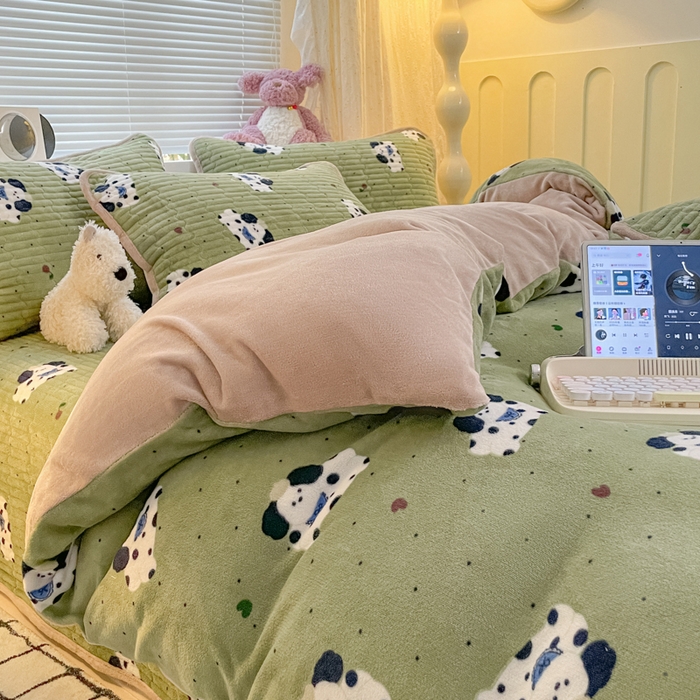 91家纺网 家纺一手货源 找家纺 云玲时尚 2025新款高克重牛奶绒印花床盖四件套 假日小狗