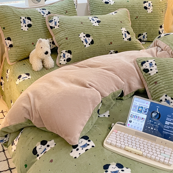 91家纺网 家纺一手货源 找家纺 云玲时尚 2025新款高克重牛奶绒印花床盖四件套 假日小狗