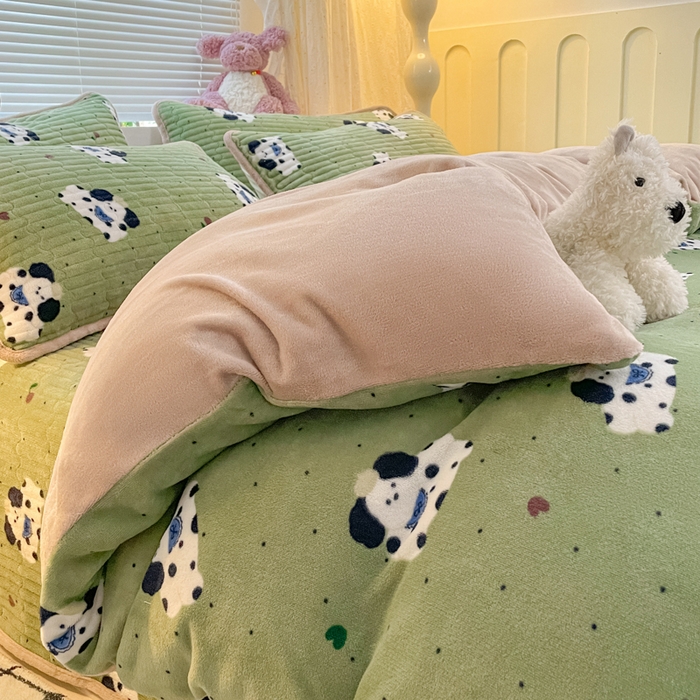 91家纺网 家纺一手货源 找家纺 云玲时尚 2025新款高克重牛奶绒印花床盖四件套 假日小狗