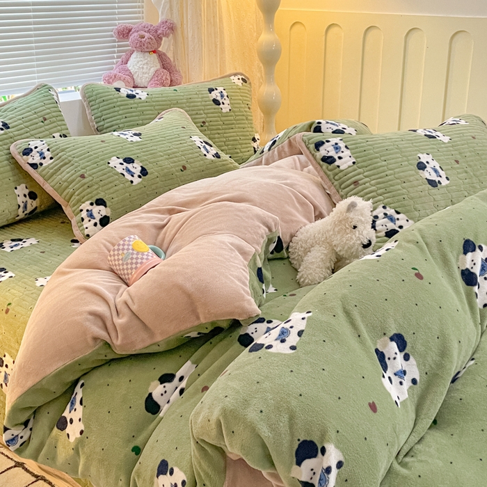 91家纺网 家纺一手货源 找家纺 云玲时尚 2025新款高克重牛奶绒印花床盖四件套 假日小狗