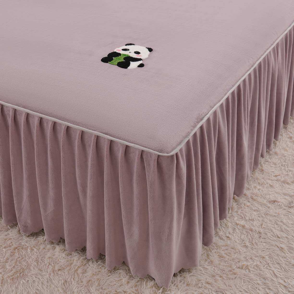 91家纺网 家纺一手货源 找家纺 湘之帛 2025新款简约毛巾绣牛奶绒床裙-小熊猫 小熊猫-紫色