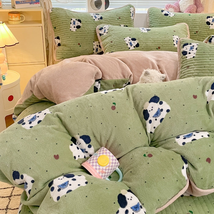 91家纺网 家纺一手货源 找家纺 云玲时尚 2025新款高克重牛奶绒印花床盖四件套 假日小狗