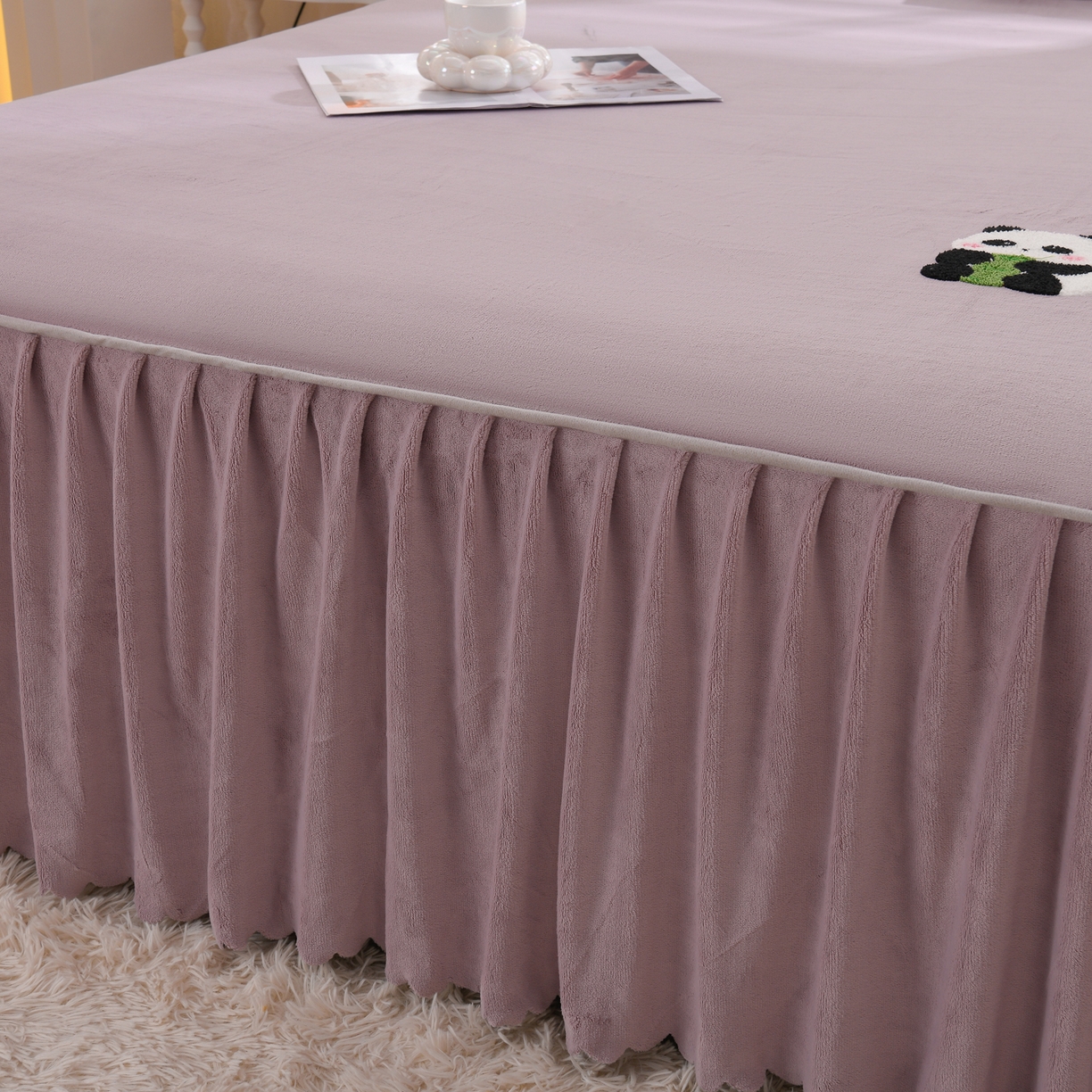 91家纺网 家纺一手货源 找家纺 湘之帛 2025新款简约毛巾绣牛奶绒床裙-小熊猫 小熊猫-紫色