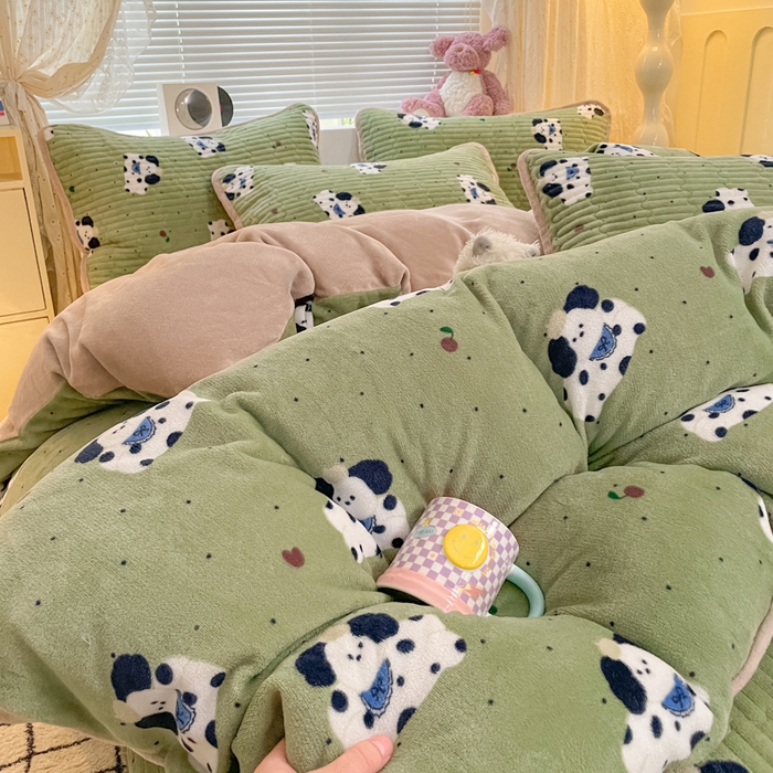 91家纺网 家纺一手货源 找家纺 云玲时尚 2025新款高克重牛奶绒印花床盖四件套 假日小狗