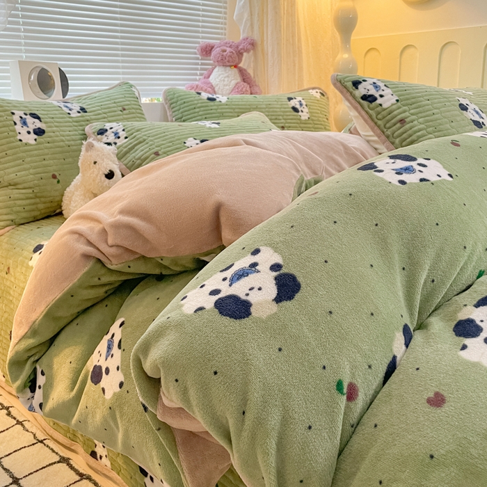 91家纺网 家纺一手货源 找家纺 云玲时尚 2025新款高克重牛奶绒印花床盖四件套 假日小狗