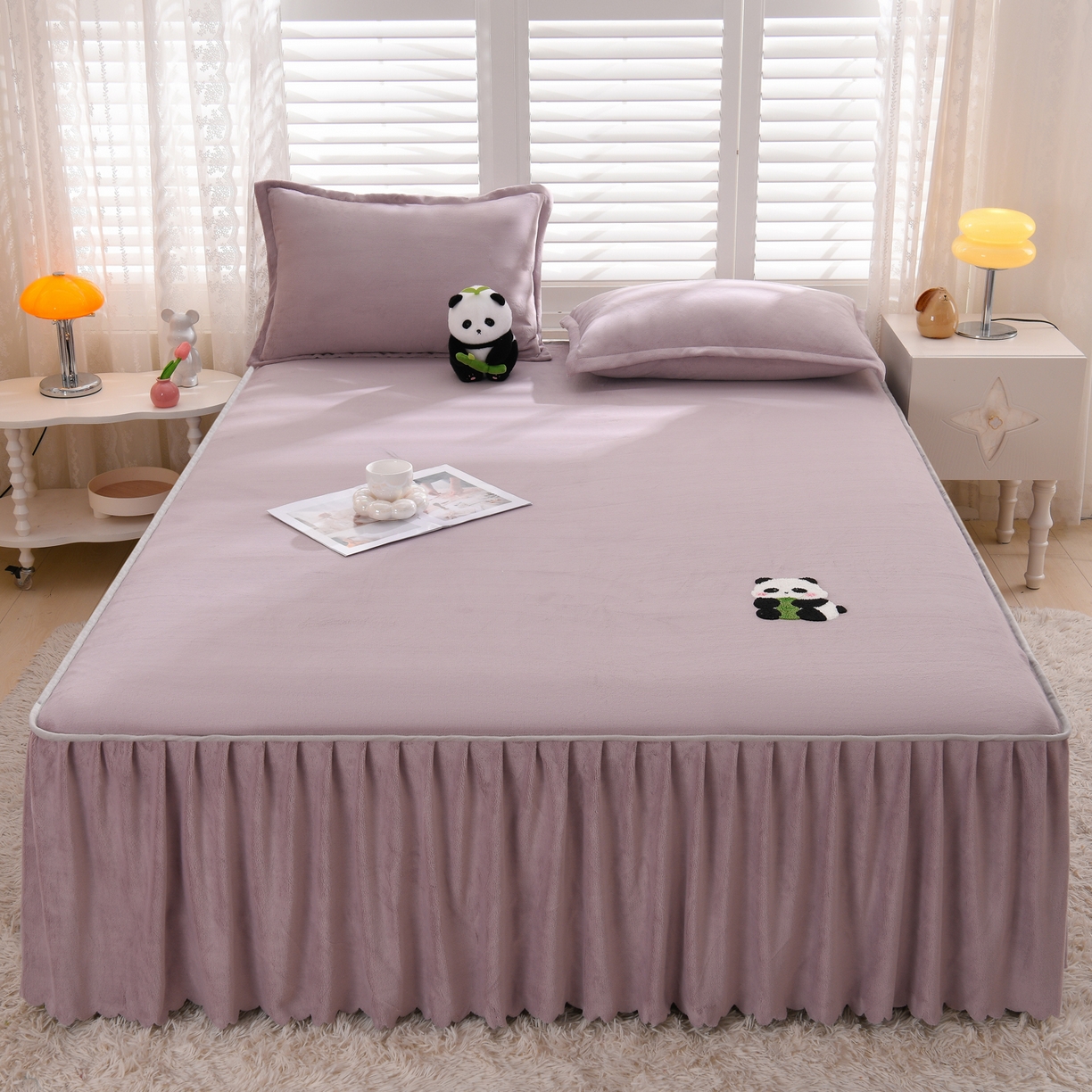 91家纺网 家纺一手货源 找家纺 湘之帛 2025新款简约毛巾绣牛奶绒床裙-小熊猫 小熊猫-紫色