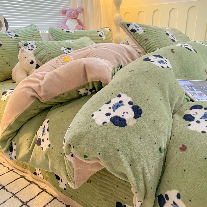 91家纺网 家纺一手货源 找家纺 云玲时尚 2025新款高克重牛奶绒印花床盖四件套 假日小狗