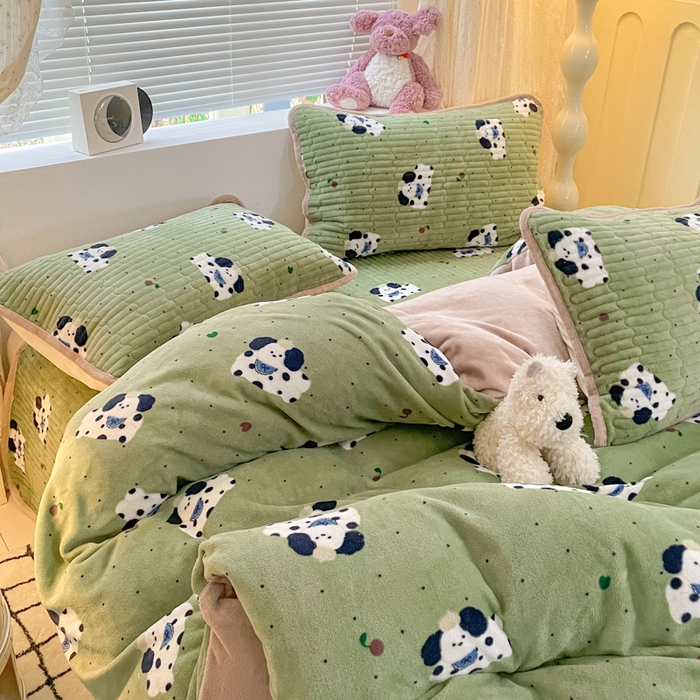 91家纺网 家纺一手货源 找家纺 云玲时尚 2025新款高克重牛奶绒印花床盖四件套 假日小狗