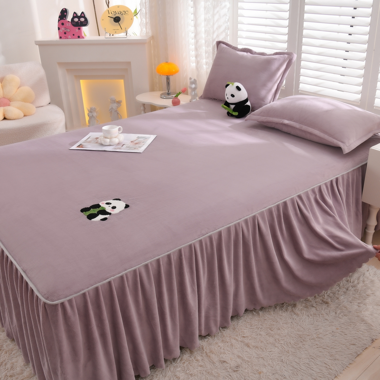 91家纺网 家纺一手货源 找家纺 湘之帛 2025新款简约毛巾绣牛奶绒床裙-小熊猫 小熊猫-紫色