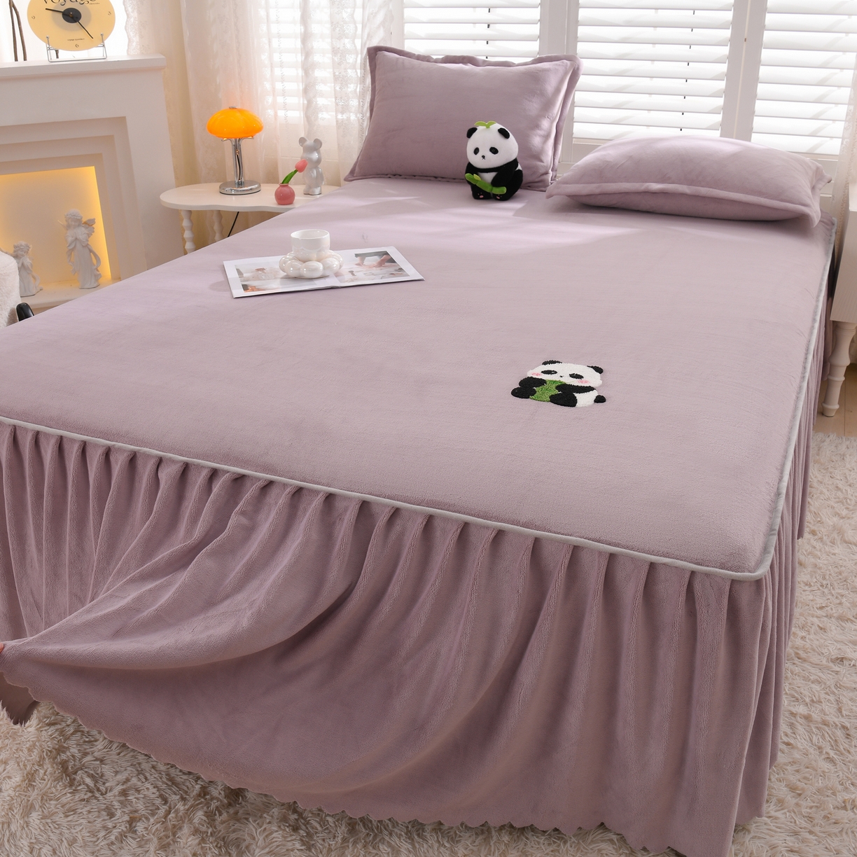91家纺网 家纺一手货源 找家纺 湘之帛 2025新款简约毛巾绣牛奶绒床裙-小熊猫 小熊猫-紫色