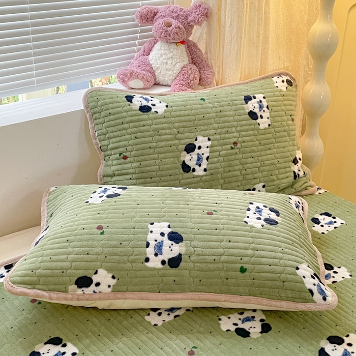 91家纺网 家纺一手货源 找家纺 云玲时尚 2025新款高克重牛奶绒印花床盖四件套 假日小狗