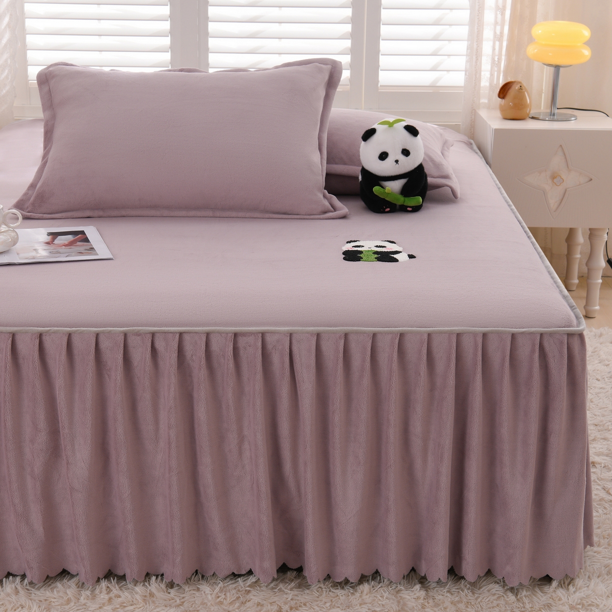 91家纺网 家纺一手货源 找家纺 湘之帛 2025新款简约毛巾绣牛奶绒床裙-小熊猫 小熊猫-紫色