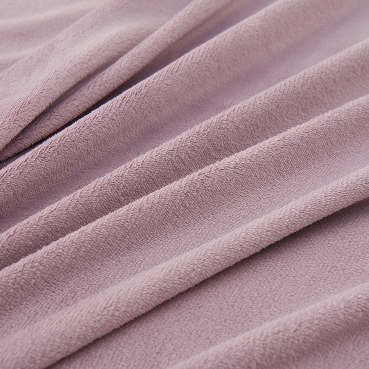 91家纺网 家纺一手货源 找家纺 湘之帛 2025新款简约毛巾绣牛奶绒床裙-小熊猫 小熊猫-紫色